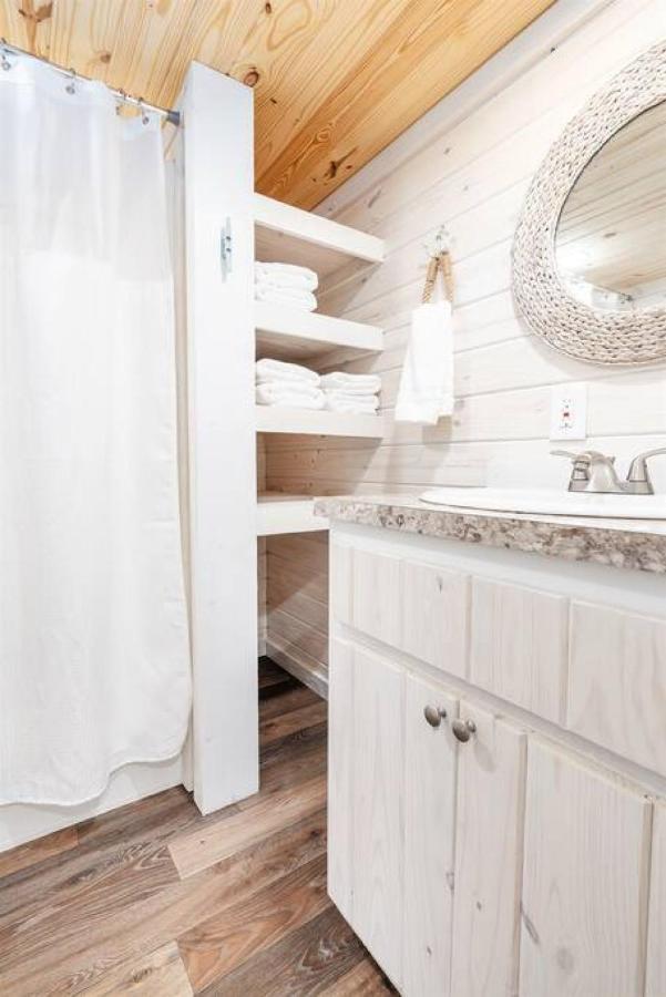 4 Heron Haus, Luxury Tiny House, Pet Friendly, Mins To Downtown 甘特斯维尔 外观 照片