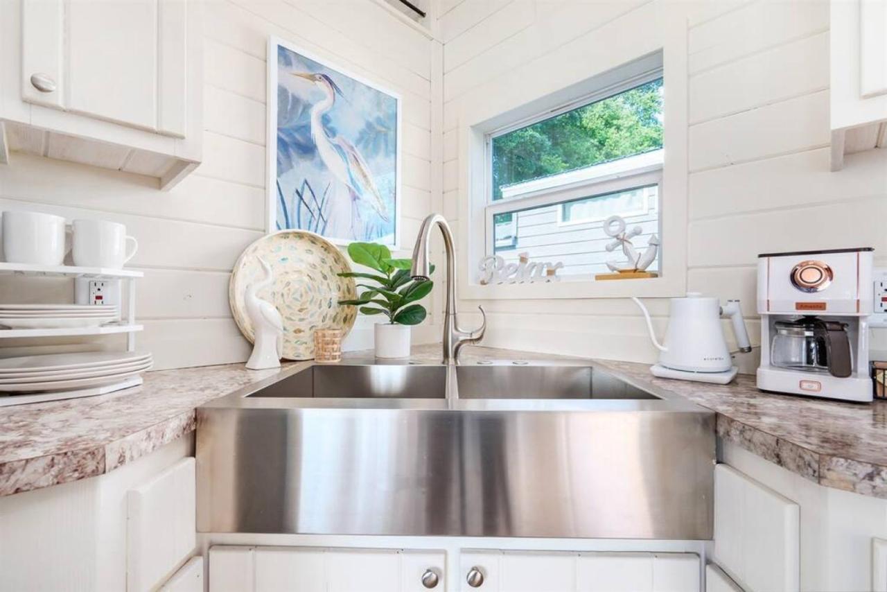 4 Heron Haus, Luxury Tiny House, Pet Friendly, Mins To Downtown 甘特斯维尔 外观 照片
